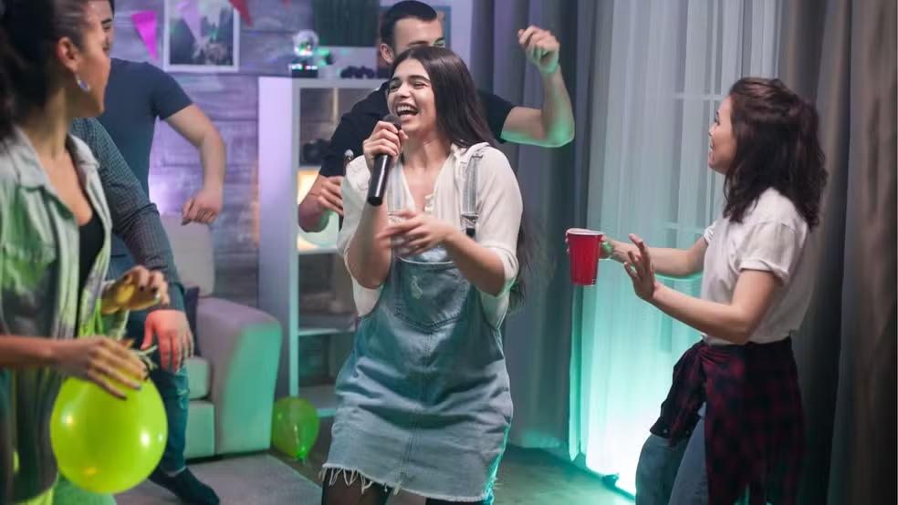 Transforme sua sala em um palco: o guia definitivo para karaokê em casa!